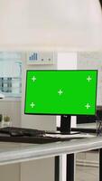 vertical vídeo vacío escritorio con pantalla verde diseño en computadora en trabajo colaborativo espacio con personas resolviendo negocio operaciones. puesto de trabajo demostración computadora con aislado copyspace Bosquejo mostrar. video