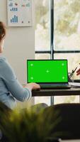 verticaal video bedrijf team analyseren groene scherm Aan laptop Scherm, brainstorming nieuw ideeën en werken Aan opstarten activiteiten. collega's bespreken over vennootschap, blanco copyspace sjabloon.