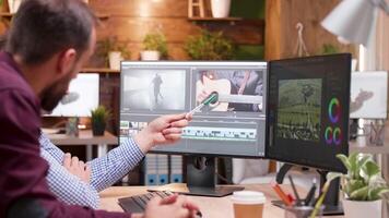 Mannschaft von Videofilmer im das Büro Arbeiten mit modern Post Produktion Software. video