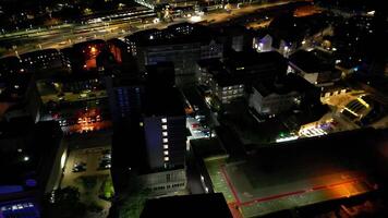 aéreo cenas do iluminado britânico Cidade do Inglaterra Reino Unido durante noite video