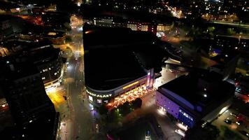 antenn antal fot av upplyst brittiskt stad av England Storbritannien under natt video