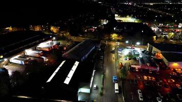 aéreo cenas do iluminado britânico Cidade do Inglaterra Reino Unido durante noite video