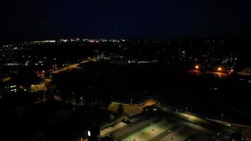 aéreo imágenes de iluminado británico pueblo de Inglaterra Reino Unido durante noche video