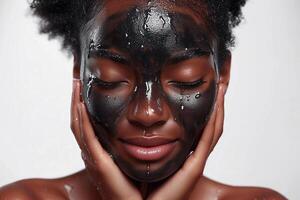 ai generado negro mujer aplicando carbón cara mascarilla, bienestar piel cuidado. macro agua gotas que cae abajo en su rostro. de cerca de el cara de un hermosa africano americano mujer. estético procedimiento foto