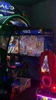 Spaß Maschinen und Spiele beim Galaxis Platz Tour beim Nacht welche ist gelegen beim zentral Luton Stadt von England Vereinigtes Königreich. feb 4., 2024 video