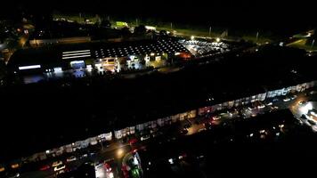 aéreo imágenes de iluminado británico pueblo de Inglaterra Reino Unido durante noche video