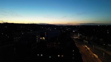 aéreo cenas do iluminado britânico Cidade do Inglaterra Reino Unido durante noite video