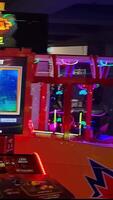 divertimento macchine e Giochi a galassia plaza giro a notte quale è collocato a centrale luton città di Inghilterra UK. feb 4°, 2024 video
