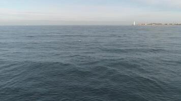 vue de l'eau surface avant le coucher du soleil avec une littoral sur une Contexte. tir. magnifique paysage marin. video