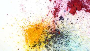 avvicinamento di luminosa colorato polvere macchie su bianca liquido superficie. arte e la pittura. video