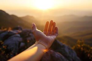 ai generado alcanzando para el amanecer en montaña meditación foto