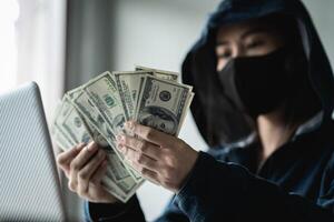 mujer peligroso encapuchado hacker retenida el dinero después exitosamente hackear. foto
