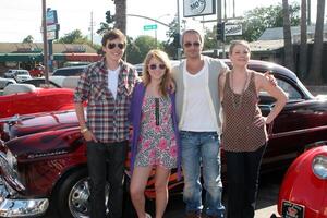 los ángeles, ago 11 - mella robinson, Taylor spreitler, joey lorenzo, toronjil joan ciervo llega a disney pixar celebra el lanzamiento de el mundo de carros en línea a Beto s grande chico en agosto 11, 2010 en burbank, California foto