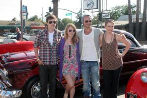 los ángeles, ago 11 - mella robinson, Taylor spreitler, joey lorenzo, toronjil joan ciervo llega a disney pixar celebra el lanzamiento de el mundo de carros en línea a Beto s grande chico en agosto 11, 2010 en burbank, California foto