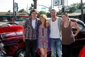 los ángeles, ago 11 - mella robinson, Taylor spreitler, joey lorenzo, toronjil joan ciervo llega a disney pixar celebra el lanzamiento de el mundo de carros en línea a Beto s grande chico en agosto 11, 2010 en burbank, California foto