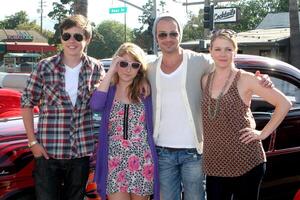 los ángeles, ago 11 - mella robinson, Taylor spreitler, joey lorenzo, toronjil joan ciervo llega a disney pixar celebra el lanzamiento de el mundo de carros en línea a Beto s grande chico en agosto 11, 2010 en burbank, California foto