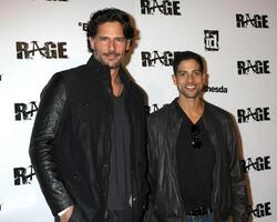 los angeles - sept 30 Joe manganiello, Adán rodríguez llegando a el rabia juego lanzamiento a el barrios chinos histórico central plaza en septiembre 30, 2011 en los ángeles, California foto