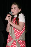 abigail Breslin habla a el niña exploradores presenciar su inducción dentro el niña exploradores de el Estados Unidos Zanuck teatro Vigésimo siglo zorro lote siglo ciudad, California marzo 26, 2008 foto