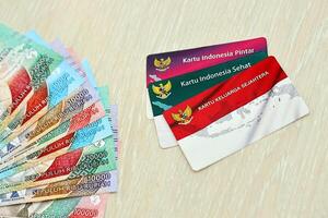 indonesio próspero familia tarjeta, inteligente Indonesia tarjeta y sano tarjeta. besos, dormir y kks tarjetas foto