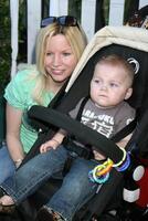 renee sloan muralla exterior baño, y su otro hija kalyn llegando a el acampar ronald McDonald evento en el backlot de universal estudios, en los ángeles, California en octubre 26, 2008 foto