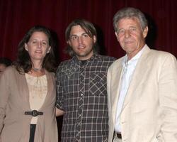 sam nelson hermana tracy Nelson, con tío david nelson a el usps sello revelando de sellos honrando temprano televisión memeoris a el televisión academia en No hollywood, California en agosto 11, 2009 2009 foto