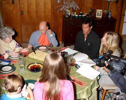 familia cena emitir incluso Filis diller, lauralee campana, aarón lujurioso, y dan cortés en conjunto en toluca lago , California en febrero 8, 2009 exclusivo foto