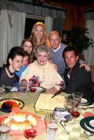 familia cena emitir incluso Filis diller, lauralee campana, aarón lujurioso, y dan cortés en conjunto en toluca lago , California en febrero 8, 2009 exclusivo foto