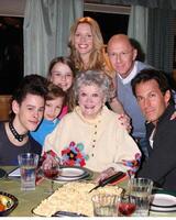 familia cena emitir incluso Filis diller, lauralee campana, aarón lujurioso, y dan cortés en conjunto en toluca lago , California en febrero 8, 2009 exclusivo foto