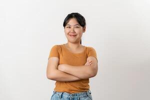 el bonito y contento asiático joven mujer es sonriente con confianza en pie en un blanco antecedentes. foto