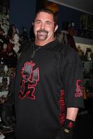 Kane hodder firma de el nuevo DVD lanzamiento su nombre estaba jason 30 años de viernes el 13 a oscuro manjares Tienda en burbank, California en febrero 3, 2009 2008 foto