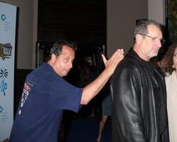 Jon lovitz ed o'neill llegando a el apertura de el Jon lovitz comedia club a universal ciudad caminar en los ángeles, California en mayo 28, 2009 2009 foto