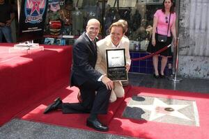 jeffrey katzenberg, marca Burnett, y lerón glotón a el marca Burnett estrella en el hollywood caminar de fama ceremonia en hollywood, California en julio 8, 2009 foto