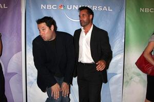 greg grunberg adrian pasdar llegando a el nbc tca fiesta a el Langham Huntington hotel spa en pasadena, California en agosto 5, 2009 2009 foto