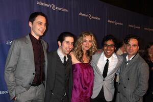 Jim párrocos, Simón Helberg, Kaley cuoco, kunal nayyar, Johnny galeco llegando a un noche a sardi's a el beverly Hilton hotel, en beverly sierras, California en marzo 4, 2009 foto