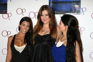 kurtney, Khloé, Kim kardashian op anuncio Campaña lanzamiento beverly sierras, California junio 3, 2008 foto