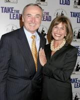 lapd jefe de policía cuenta Bratton y esposa rikki klieman tomar el dirigir poner en pantalla del hombre chino teatro los ángeles, California marzo 23, 2006 foto