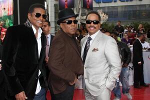 tito, jackie, Marlon Jackson llegando a el esta es eso estreno Nokia teatro a la En Vivo los ángeles, California octubre 27, 2009 foto