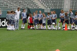 david Beckham demuestra fútbol habilidades para niños después prensa conferencia a anunciar fútbol academia comenzando en otoño 2005 a el hogar deposito centrar en entonces California. carson, California junio 2, 2005 foto