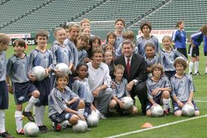 david Beckham y aeg anunciar en un prensa conferencia ese ellos son a lanzamiento fútbol academia comenzando en otoño 2005 a el hogar deposito centrar en entonces California. carson, California junio 2, 2005 foto