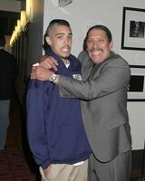 danny trejo y familia examinando de el hermanas arco de luz teatros los ángeles, California octubre 22, 2005 foto