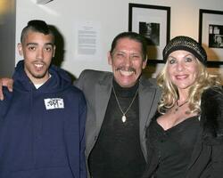 danny trejo y familia examinando de el hermanas arco de luz teatros los ángeles, California octubre 22, 2005 foto