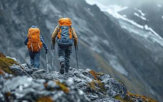 ai generado un brillante expedición capturar dos caminantes en rocoso montaña camino. trabajo en equipo brilla como natural Encendiendo Destacar engranaje Resiliencia y caminantes camaradería. foto