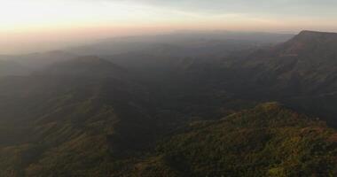 aéreo Visão do voar para vale às nascer do sol video