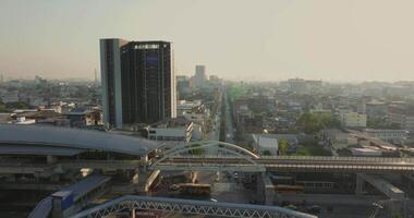 Antenne Aussicht von Bangkok Innenstadt, Himmel Zug Bahnhof, Autos auf der Verkehr Straße und Gebäude, Thailand video