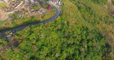 aérien vue de lever du soleil plus de Montagne routes et village dans phu tapoter livre, Thaïlande video