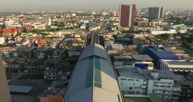 aéreo Visão do Bangkok centro da cidade, céu trem estação, carros em tráfego estrada e edifícios, Tailândia video