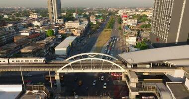 aéreo Visão do Bangkok centro da cidade, céu trem estação, carros em tráfego estrada e edifícios, Tailândia video