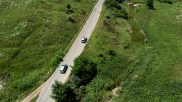zumbido imágenes de coche detenido en el la carretera en un rural paisaje video