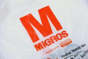 antalya, Turquía - mayo 18, 2021 migros supermercado naranja logo en marca mercado bolso foto