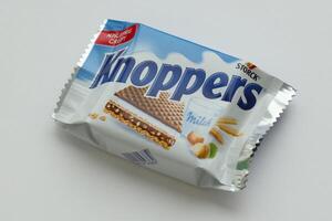 kyiv, ucrania - 4 de mayo de 2022 packshot de knoppers crispy waffle sandwiches producto foto